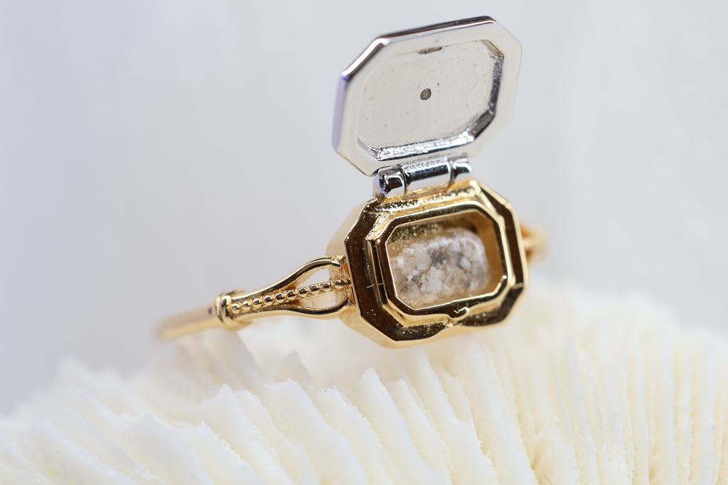 Locket Cremation Ring, Ashes Keepsake Ring